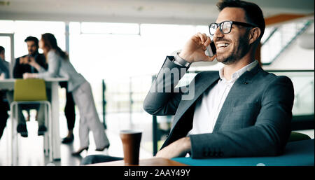 Nachdenkliche junge Unternehmer im Cafe mit Phone Stockfoto
