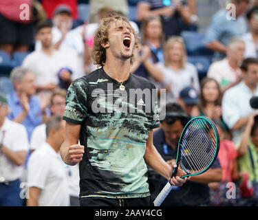 Deutsche Tennisspieler Alexander Zverev (GER) feiert während 2019 US Open Tennis Turnier, New York City, New York State, USA Stockfoto