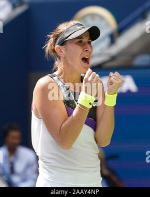 Swiss tennis player Belinda Bencic (SUI) feiert ihren Sieg bei 2019 US Open Tennis Turnier, New York City, New York State, USA Stockfoto