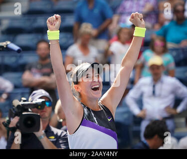 Swiss tennis player Belinda Bencic (SUI) feiert ihren Sieg bei 2019 US Open Tennis Turnier, New York City, New York State, USA Stockfoto