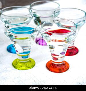Bunte Gläser auf weißem Hintergrund. Runde circuls Rot, Orange, Blau Grün Violett Neonlicht. Stockfoto