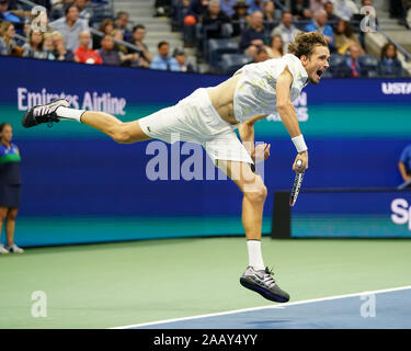 Die russischen Tennisspieler Daniil Medwedew springen in die Luft, während bei 2019 US Open Tennis Turnier, New York City, New York State, USA Stockfoto