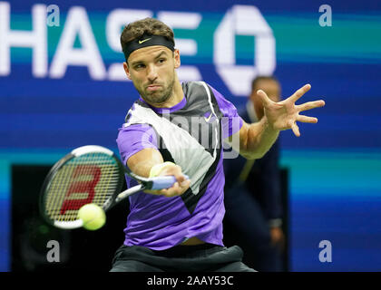 Bulgarischen Tennisspieler Grigor Dimitrov spielen eine Vorhand während 2019 US Open Tennis Turnier, New York City, New York State, USA Stockfoto