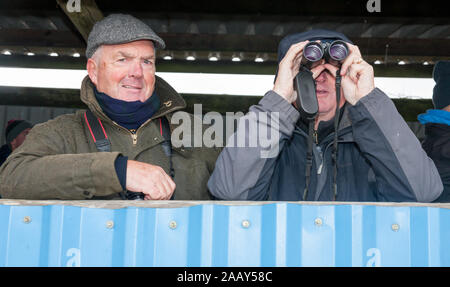 Ballynoe in Cork, Irland. 24. November 2019. Charlie O'Connell, Cobh und Noel McCarthy, Blackrock beobachten die Racing aus dem Stand an den Punkt zu Punkt Konferenz, die auf dem Land der Mulcahy Familie bei Boulta, Ballynoe, Co Cork, Irland, statt. - Gutschrift; David Creedon/Alamy leben Nachrichten Stockfoto