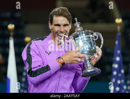 Portrait von fröhlichen spanischer Tennisspieler Rafael Nadal mit Trophäe während Trophäedarstellung 2019 US Open Tennis Turnier posiert, New York City Stockfoto