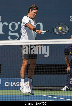 Schweizer Tennisspieler Roger Federer spielen Rückhand geschossen während 2019 US Open Tennis Turnier, New York City, New York State, USA Stockfoto