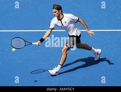 Schweizer Tennisspieler Roger Federer spielen Vorhand volley während 2019 US Open Tennis Turnier, New York City, New York State, USA Stockfoto