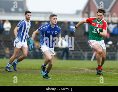 Westmeath, Irland. 24 Nov, 2019. 24. November 2019; TEG Cuscack Park, Mullingar, Westmeath, Irland; AIB Leinster Senior Football Club Meisterschaft, Gaelic Football, Garrycastle versus Ballyboden; Ballyboden St. Enda's Torwart Darragh Gogan bringt den Ball aus wie James Sheerin (Garrycastle) in-redaktionelle Verwendung Credit: Aktion Plus Sport Bilder/Alamy Leben Nachrichten schließt Stockfoto