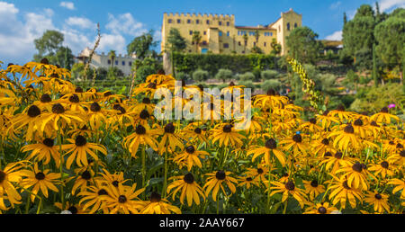 Mit Blick auf die botanischen Gärten von Schloss Trauttmansdorff - Meran, Südtirol, Norditalien. Gärten trauttmansdorff Meran Südtirol Italien. Stockfoto