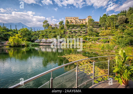 Mit Blick auf die botanischen Gärten von Schloss Trauttmansdorff - Meran, Südtirol, Norditalien. Gärten trauttmansdorff Meran Südtirol Italien. Stockfoto