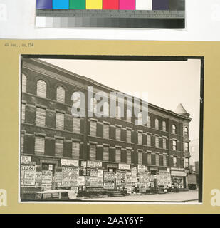 Fourth Avenue, Nr. 154, Brooklyn Backsteinbauten mit an Bord, mit Plakaten für Filme verputzt, ein Fußballspiel am Ebbets Field, Kandidaten; Heizung Co.An der Ecke. Zitat/Bezug: CNY #180 Code: u.a. 2. und 4. Avenue, Nr. 154, Brooklyn. Stockfoto