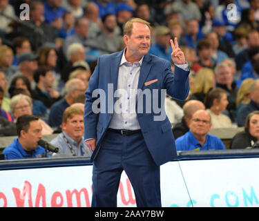 Memphis, TN, USA. 23 Nov, 2019. Ole Miss Head Coach, Kermit Davis, während der NCAA Basketball Spiel zwischen den Ole Miss Rebels und die Memphis Tigers am FedEx Forum in Memphis, TN. Kevin Langley/Sport Süd Media/CSM/Alamy leben Nachrichten Stockfoto