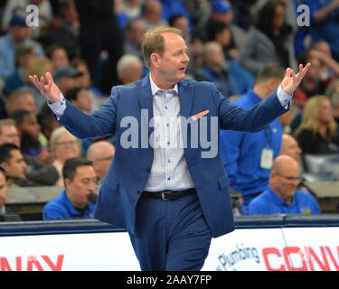 Memphis, TN, USA. 23 Nov, 2019. Ole Miss Head Coach, Kermit Davis, während der NCAA Basketball Spiel zwischen den Ole Miss Rebels und die Memphis Tigers am FedEx Forum in Memphis, TN. Kevin Langley/Sport Süd Media/CSM/Alamy leben Nachrichten Stockfoto