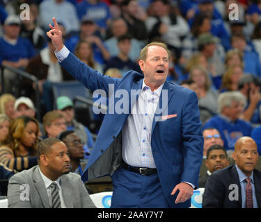 Memphis, TN, USA. 23 Nov, 2019. Ole Miss Head Coach, Kermit Davis, während der NCAA Basketball Spiel zwischen den Ole Miss Rebels und die Memphis Tigers am FedEx Forum in Memphis, TN. Kevin Langley/Sport Süd Media/CSM/Alamy leben Nachrichten Stockfoto