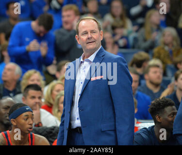 Memphis, TN, USA. 23 Nov, 2019. Ole Miss Head Coach, Kermit Davis, während der NCAA Basketball Spiel zwischen den Ole Miss Rebels und die Memphis Tigers am FedEx Forum in Memphis, TN. Kevin Langley/Sport Süd Media/CSM/Alamy leben Nachrichten Stockfoto