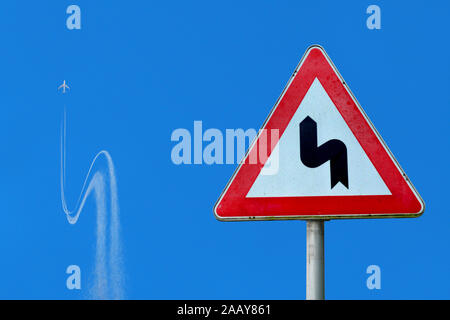 Flugzeug folgt Verkehrsschild, Deutschland | Flugzeug gehorchen Verkehrsschild, Deutschland | BLWS 113469.jpg [(c) Blickwinkel/fotototo Tel. +49 (0) 2302-27932 Stockfoto