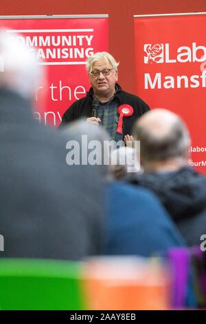 Mansfield, Nottinghamshire, Großbritannien. 24. November, 2019. Jonathan Lansman, a. n. g. die Rede auf die "Missliebigen Ben Bradley" Veranstaltung in Mansfield, Nottinghamshire. Ben Bradley die Konservative Partei Kandidat für Mansfield gewann diese Arbeit Sitz von Sir Alan Meale in der allgemeinen Wahl 2017 mit einer kleinen Mehrheit der 1.057. Dieser Platz ist einer der entscheidenden Schlacht zwischen den beiden wichtigsten Parteien im 12. Dezember Parlamentswahlen, vor allem jetzt, da die Brexit Partei sind nicht die Anfechtung dieser Platz. Credit: Alan Beastall/Alamy leben Nachrichten Stockfoto