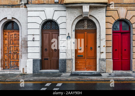 Vorderansicht eines typischen bunten Holztüren in Valletta, Malta. Stockfoto