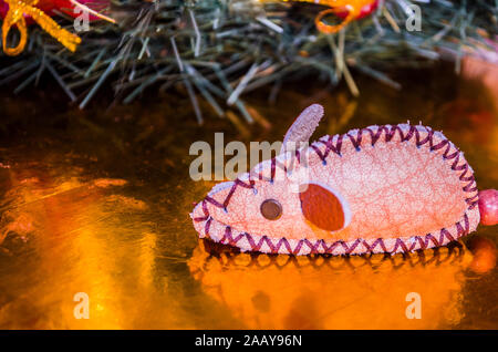 Maus Figürchen auf glänzenden Hintergrund mit Bokeh. Neues Jahr foto Symbol 2020. Stockfoto