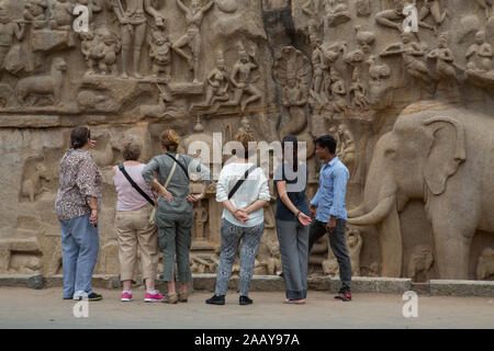 Touristen Schätzen der Schönheit von arjunas Buße - Die berühmten monolithischen Stein Architektur von Mahabalipuram (Indien) Stockfoto