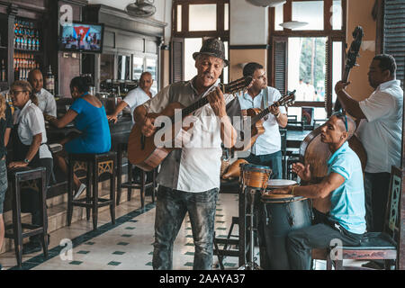 Havanna, Kuba - Oktober 18, 2019: Kubanische Band live Musik in einer Bar (Dos hermanos) in Havanna, Kuba. Stockfoto