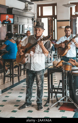 Havanna, Kuba - Oktober 18, 2019: Kubanische Band live Musik in einer Bar (Dos hermanos) in Havanna, Kuba. Stockfoto