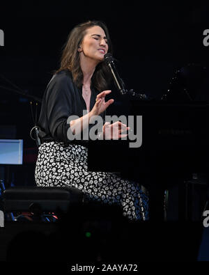 Sunrise, FL, USA. 23 Nov, 2019. Sara Bareilles führt auf dem BB&T Center am 23. November 2019 in Sunrise, Florida. Quelle: MPI04/Medien Punch/Alamy leben Nachrichten Stockfoto