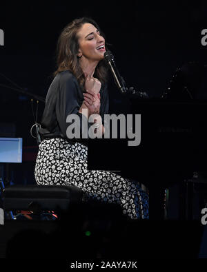 Sunrise, FL, USA. 23 Nov, 2019. Sara Bareilles führt auf dem BB&T Center am 23. November 2019 in Sunrise, Florida. Quelle: MPI04/Medien Punch/Alamy leben Nachrichten Stockfoto