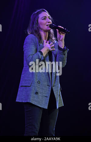 Sunrise, FL, USA. 23 Nov, 2019. Sara Bareilles führt auf dem BB&T Center am 23. November 2019 in Sunrise, Florida. Quelle: MPI04/Medien Punch/Alamy leben Nachrichten Stockfoto