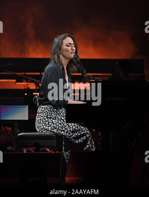 Sunrise, FL, USA. 23 Nov, 2019. Sara Bareilles führt auf dem BB&T Center am 23. November 2019 in Sunrise, Florida. Quelle: MPI04/Medien Punch/Alamy leben Nachrichten Stockfoto