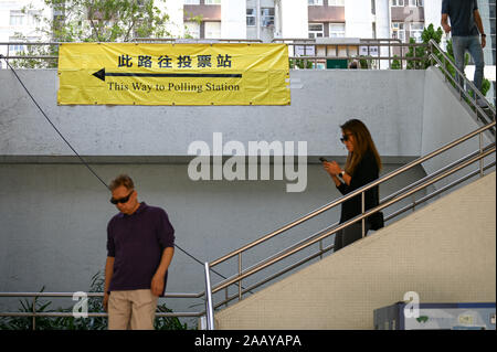 Hongkong, China. 24 Nov, 2019. Stellte sich heraus, dass die Wähler ihre Stimmzettel in Hong Kong's District Council Wahlen am Sonntag, 24. November 2019 zu werfen. Foto von Thomas Maresca/UPI Quelle: UPI/Alamy leben Nachrichten Stockfoto