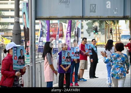 Hongkong, China. 24 Nov, 2019. Mitkämpfer geworben für Stimmen im Süden Horizonte Nachbarschaft während Hong Kong's District Council Wahlen am Sonntag, 24. November 2019. Foto von Thomas Maresca/UPI Quelle: UPI/Alamy leben Nachrichten Stockfoto