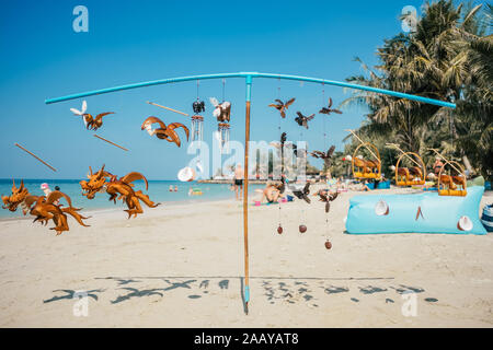 Souvenirs zum Verkauf am Strand in Thailand. Stockfoto