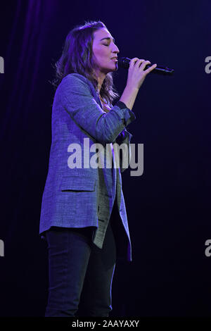 Sunrise, FL, USA. 23 Nov, 2019. Sara Bareilles führt auf dem BB&T Center am 23. November 2019 in Sunrise, Florida. Quelle: MPI04/Medien Punch/Alamy leben Nachrichten Stockfoto
