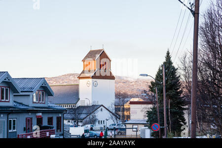 Kirkenes Zentrum und Kirkenes Kirche im Norden Norwegens. Kirkenes ist eine Stadt in der Nähe der russischen Grenze. Stockfoto
