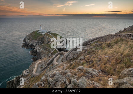 Sonnenuntergang über dem Ikonischen South Stack Lighthouse in Wales. Stockfoto