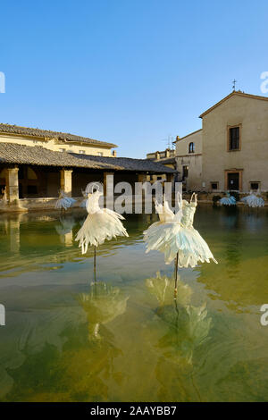 Davide Dall'Osso's "Der geheime Garten" Sommer 2019 Ausstellung im Thermalbad des Spa Dorf Bagno Vignoni im Val d'Orcia in der Toskana Italien Stockfoto