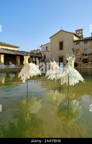 Davide Dall'Osso's "Der geheime Garten" Sommer 2019 Ausstellung im Thermalbad des Spa Dorf Bagno Vignoni im Val d'Orcia in der Toskana Italien Stockfoto