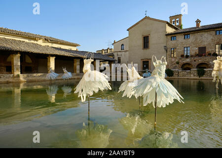 Davide Dall'Osso's "Der geheime Garten" Sommer 2019 Ausstellung im Thermalbad des Spa Dorf Bagno Vignoni im Val d'Orcia in der Toskana Italien Stockfoto