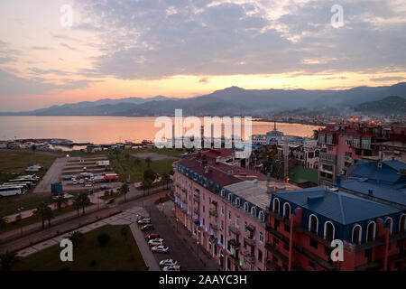 Eindrucksvolle Luftaufnahme der Hafen von Batumi, am frühen Morgen, Adscharien Region Georgiens Stockfoto