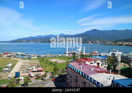 Herrlichem Blick auf den Hafen von Batumi und Umgebung in einem sonnigen Tag, Adscharien Region Georgiens Stockfoto