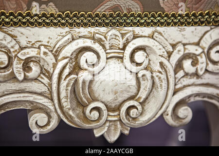 Carving Element. Möbel im klassischen Stil. weiße Farbe Holz mit Gold Trim. Patina. Carving. kleine Tiefenschärfe. luxus Möbel. Verwendung als backgrou Stockfoto