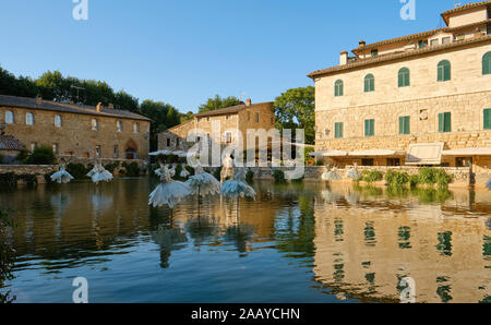 Davide Dall'Osso's "Der geheime Garten" Sommer 2019 Ausstellung im Thermalbad des Spa Dorf Bagno Vignoni im Val d'Orcia in der Toskana Italien Stockfoto