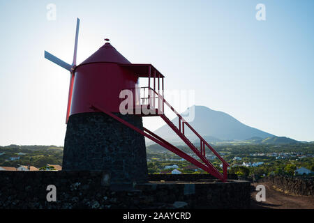 In einem restaurierten traditionellen roten Mühle mit der Silhouette Sun direkt dahinter, mit dem Berg Pico Vulkan im Hintergrund an einem klaren Morgen. Stockfoto