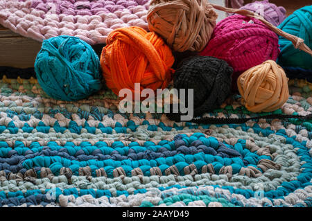 Rosa rag rug mit Kugeln der tshirt wolle., gemütliches Wochenende. Stockfoto