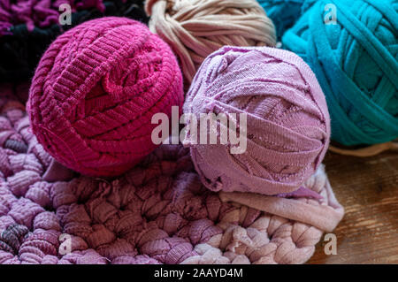 Rosa rag rug mit Kugeln der tshirt wolle., gemütliches Wochenende. Stockfoto