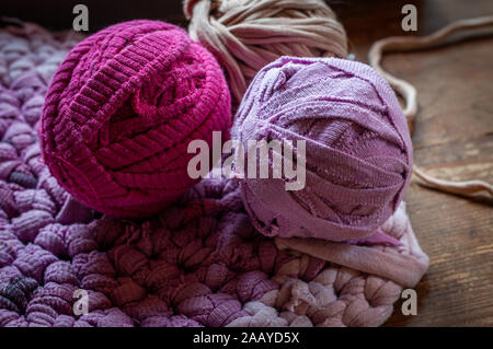 Rosa rag rug mit Kugeln der tshirt wolle., gemütliches Wochenende. Stockfoto