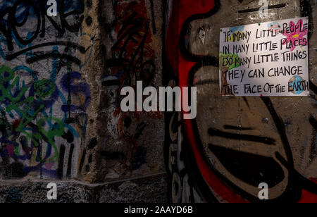 Detailansicht der Welt Plakate und Slogans in Genua, Italien Stockfoto