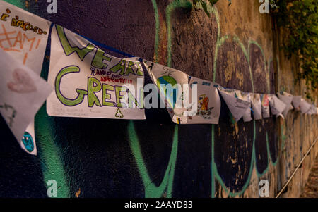 Detailansicht der Welt Plakate und Slogans in Genua, Italien Stockfoto