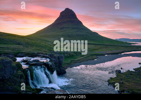 Sonnenuntergang um Mitternacht über Mt Kirkjufell & Kirkjufellsfoss in Grundarfjörður - Snaefellsnes Island - Island Mitternachtssonne Landschaft. Stockfoto